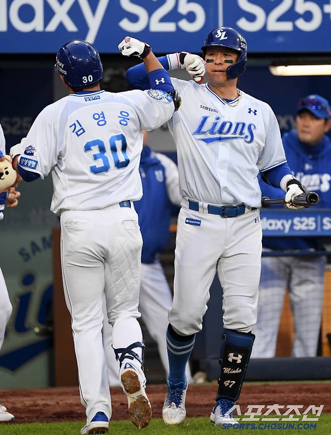 4일 대구 삼성라이온즈파크에서 열린 삼성 라이온즈와 한화 이글스의 경기. 1회말 2사 삼성 김영웅이 솔로포를 날린 뒤 환호하고 있다. 대구=박재만 기자 pjm@sportschosun.com/2025.04.04/