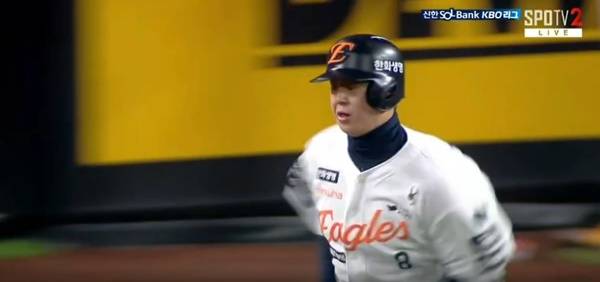 1루로 느리게 뛰어가는 노시환. ⓒTVING