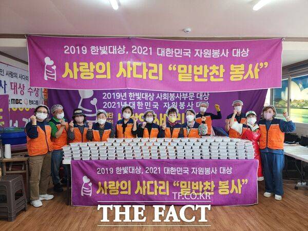 사랑의 사다리 밴드 봉사단체가 4일 밑반찬을 만들어 대덕구 소외계층 80가정에 전달하면서 따뜻한 사랑을 실천했다./선치영 기자