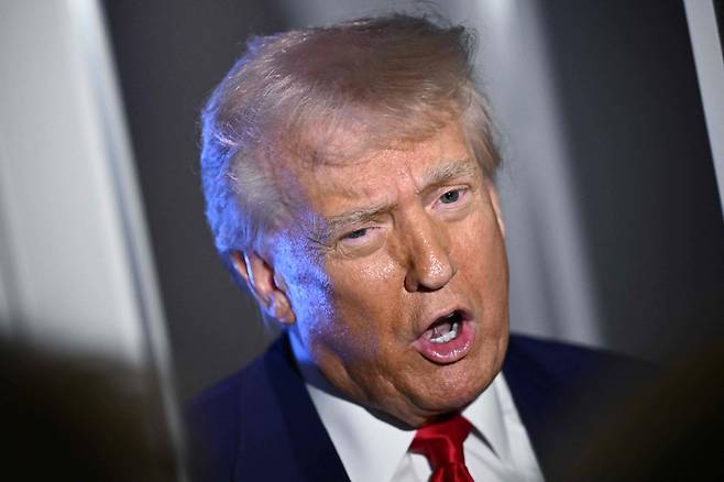 도널드 트럼프 미국 대통령이 3일 플로리다주 마이애미로 향하는 대통령 전용기 '에어포스원(Air Force One)' 기내에서 취재진에게 발언하고 있다. /AFP 연합뉴스