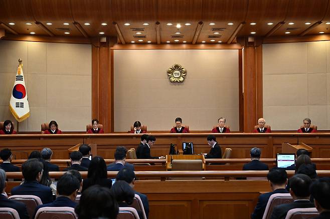 문형배 헌법재판소장 권한대행이 4일 오전 서울 종로구 헌법재판소 대심판정에서 윤석열 대통령 탄핵심판 인용 결정문을 낭독하고 있다. /뉴스1