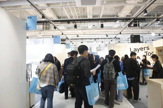 지난 2일 방문한 코엑스 '인벤타리오·문구 페어'에는 '힙한 아이템'을 찾는 2030 세대로 발 디딜 틈이 없었다. ⓒ데일리안 남가희 기자