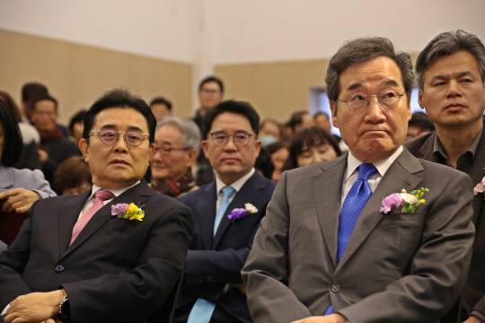 지난 3월8일 대구 중구 대구YMCA 강당에서 열린 새미래민주당 대구시당 창당대회에 전병헌(왼쪽) 당대표와 이낙연 상임고문(전 국무총리)이 참석해 있다.<새미래민주당 제공 사진>