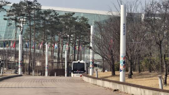 롯데이노베이트 자율주행셔틀이 4일 경기도 일산 킨텍스 '2025 서울모빌리티쇼' 제1전시장과 주차장을 잇는 곡선 구간을 주행하고 있다. 박한나 기자.