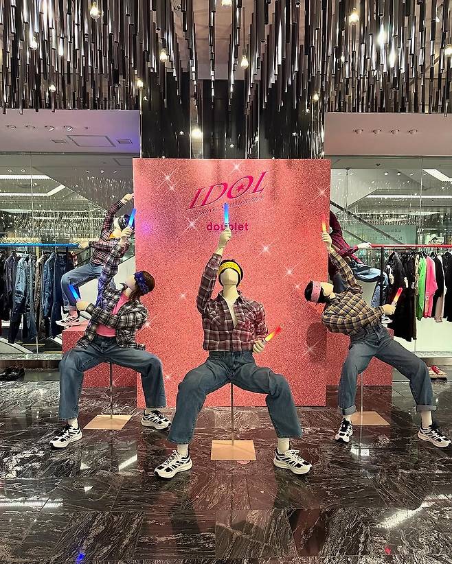 도쿄 이세탄 신주쿠점에서 열린 더블렛 2025 S/S 컬렉션 팝업 스토어.