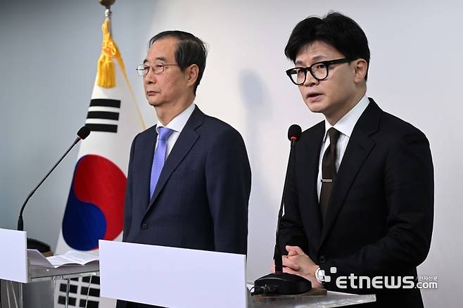 한동훈 국민의힘 대표와 한덕수 국무총리가 8일 서울 여의도 국민의힘 당사에서 국정 수습 방안에 대한 공동 대국민 담화문을 발표하고 있다. 김민수기자 mskim@etnews.com