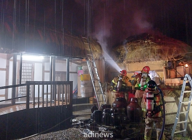 image.png 안동 하회마을서 불, 초가집 2채로 옮겨 붙어...주택 아궁이 부주의 추정 / 주불은 잡음