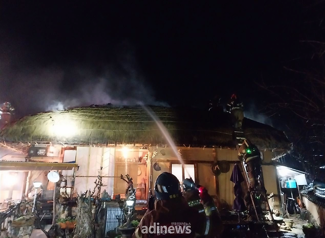 image.png 안동 하회마을서 불, 초가집 2채로 옮겨 붙어...주택 아궁이 부주의 추정 / 주불은 잡음