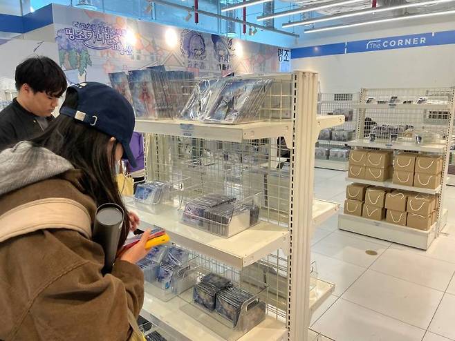 6층 팝업스토어에서 판매된 다양한 굿즈들