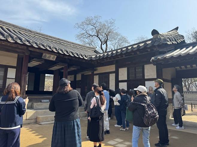 봄을 품은 낙선재에 참여한 사람들의 모습