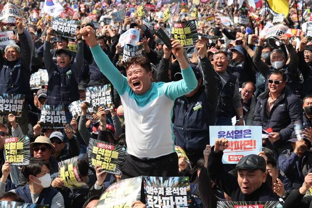 윤석열 대통령 탄핵 인용 선고가 나자 4일 오전 서울 종로구 안국역 일대에서 시민들이 환호성을 지르고 있다. 김영원 기자 forever@hani.co.kr