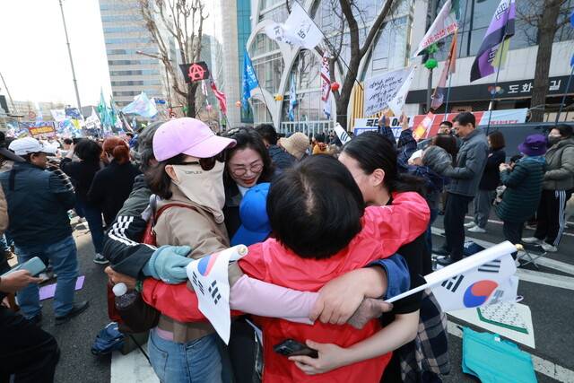 윤석열 대통령 탄핵 인용 선고가 나자 4일 오전 서울 종로구 안국역 일대에서 시민들이 환호성을 지르고 있다. 김혜윤 기자 unique@hani.co.kr