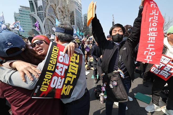 윤석열 대통령 탄핵심판 선고기일인 4일 오전 서울 종로구 안국역 일대에서 열린 탄핵 촉구 집회에 참여한 시민들이 선고 결과를 듣고 기뻐하고 있다. 김태형 기자 xogud555@hani.co.kr