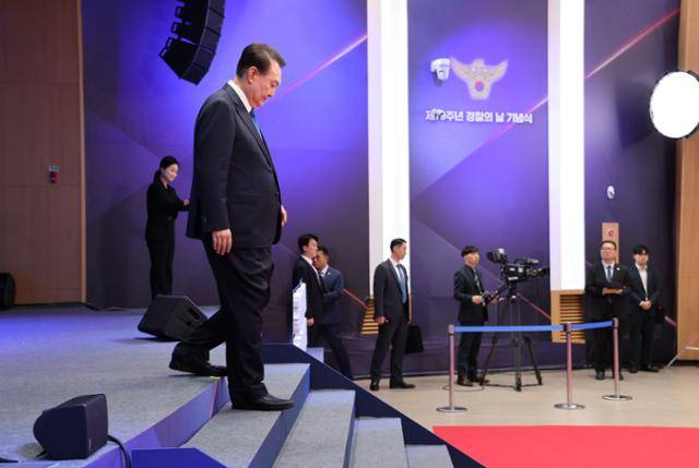 지난해 10월 21일 오전 서울 서대문구 미근동 경찰청에서 열린 제79주년 경찰의 날 기념식에서 출사를 마친 윤석열 대통령이 단상을 내려오고 있다. 왕태석 선임기자