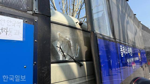 4일 헌법재판소가 윤석열 대통령을 만장일치로 파면 선고한 직후 서울 종로구 안국역 인근 수운회관 앞 탄핵 반대 집회장에 세워진 경찰버스 유리창이 파손돼 있다. 문지수 기자