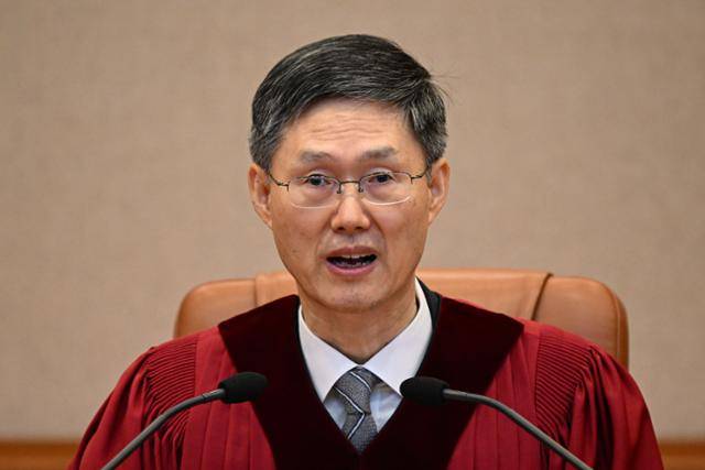 문형배 헌법재판소장 권한대행이 4일 서울 종로구 헌법재판소 대심판정에서 윤석열 대통령 탄핵심판 인용 결정문을 낭독하고 있다. 사진공동취재단