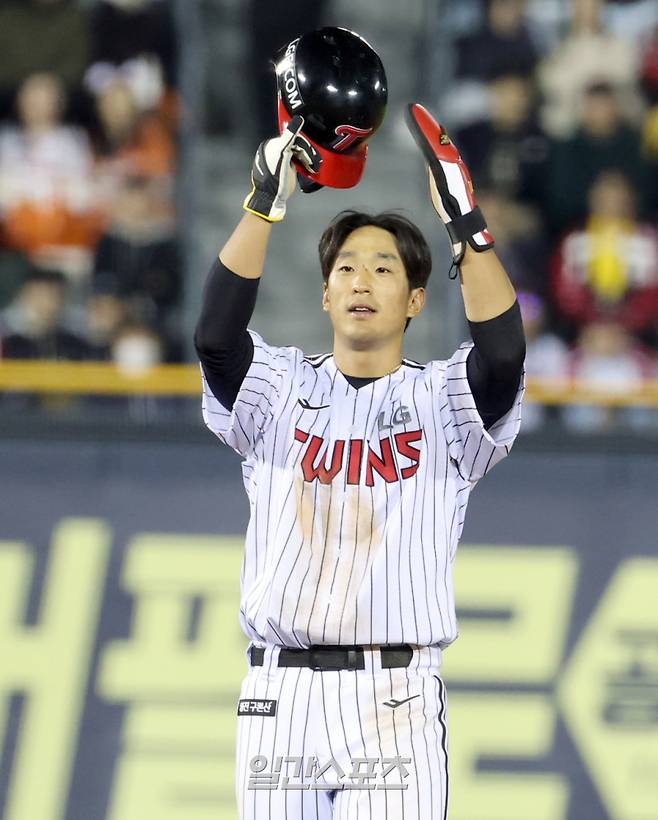 27일 오후 잠실야구장에서 열린 2025 프로야구 한화 와 LG 경기. LG 송찬의가 6회 좌익수 왼쪽 타구를 날리고, 비디오판독끝에 2루에 진루한뒤 기뻐하고있다. 잠실=정시종 기자 capa@edaily.co.kr /2025.03.27.