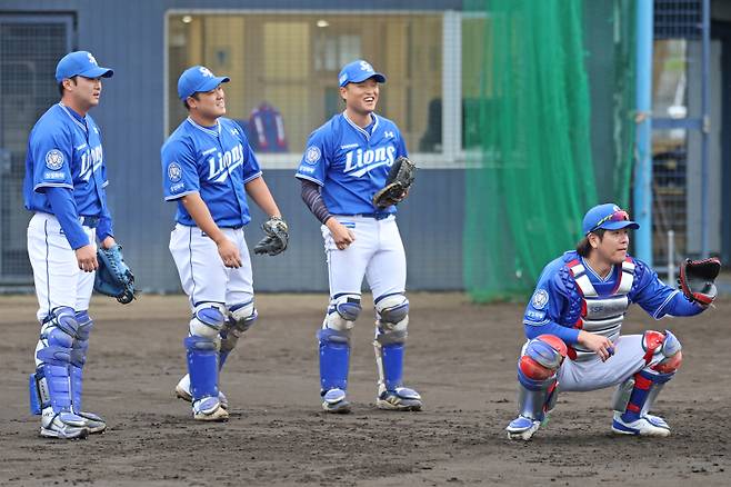 일본 오키나와 스프링캠프에서 훈련 중인 포수조. 김재성-김도환-이병헌이 강민호의 포구를 지켜보고 있다. 삼성 제공