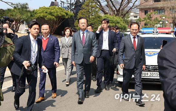 윤석열 대통령의 탄핵심판 선고일인 4일 서울 종로구 헌법재판소에서 재판관 만장일치 의견으로 국회의 탄핵소추의결이 인용되자 국민의힘 의원들이 심판정을 나서고 있다. [사진=사진공동취재단]