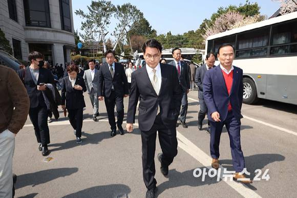 윤석열 대통령의 탄핵심판 선고일인 4일 서울 종로구 헌법재판소에서 재판관 만장일치 의견으로 국회의 탄핵소추의결이 인용되자 국민의힘 의원들이 심판정을 나서고 있다. [사진=사진공동취재단]