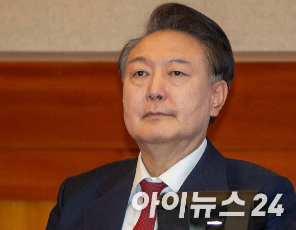 지난 2월 20일 오후 서울 종로구 헌법재판소 대심판정에서 윤석열 대통령의 탄핵심판 10차 변론이 열린 가운데 자리에 앉은 윤 대통령이 생각에 잠겨 있다. [사진=사진공동취재단]