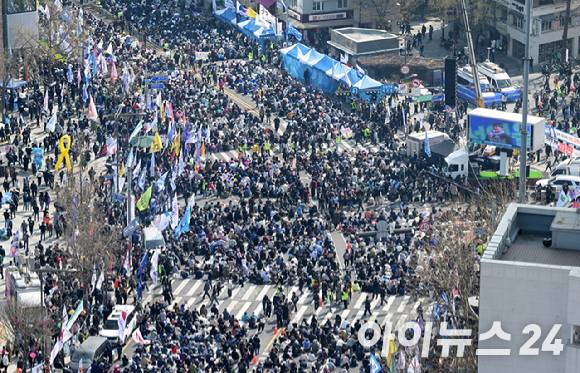 4일 서울 종로구 안국동사거리 일대에서 윤석열 대통령 탄핵에 찬성하는 시민들이 모여 선고를 기다리고 있다. [사진=사진공동취재단]