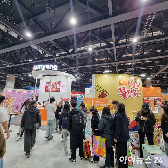 4일 '2025 대한민국 라면박람회' 삼양식품 부스에 관람객이 몰려 있다. [사진=전다윗 기자]
