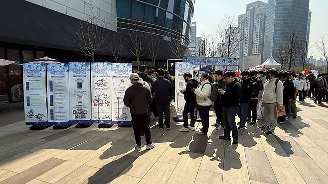 ▲ 굿즈샵 순번 기다리는 동안 여러 미니 게임 스탬프 이벤트가 진행 중인 4층 테라스