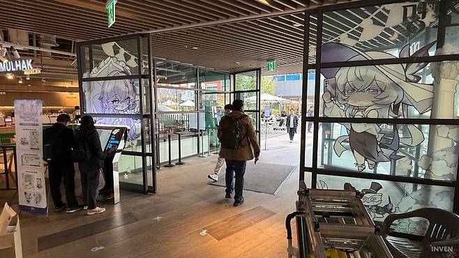 ▲ 미니게임존을 지나 무대 행사가 펼쳐지는 반대편 야외테라스로 가면