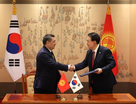 윤석열 대통령과 사디르 자파로프 키르기즈공화국 대통령이 3일 서울 용산 대통령실에서 포괄적 동반자 관계 수립에 관한 공동성명에 서명한 뒤 악수하고 있다. 대통령실