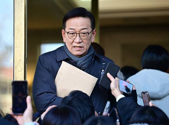 윤석열 대통령 측 변호인인 석동현 변호사가 2월 13일 오전 서울 종로구 헌법재판소에서 열리는 탄핵 심판 8차 변론기일에 출석해 입장을 밝히고 있다. 사진공동취재단