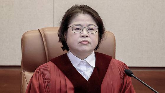 김복형 헌법재판관이 지난 27일 서울 종로구 헌법재판소에서 열린 3월 헌법소원 심판 등 일반 사건 선고에 참석하고 있다.뉴시스
