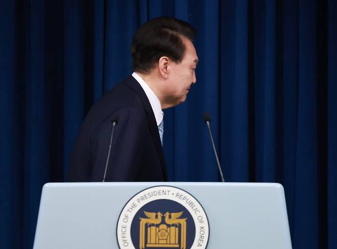 ▲ 윤석열 대통령이 4일 헌법재판소의 탄핵소추 인용 결정으로 파면됐다. 사진은 지난해 5월 서울 용산 대통령실에서 신임 민정수석 인사 발표 뒤 퇴장하는 윤 전 대통령 [연합뉴스]