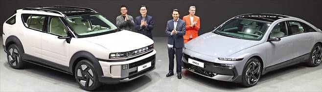 < 무뇨스 CEO가 직접 소개하는 ‘디 올 뉴 넥쏘’ > 현대자동차가 3일 경기 고양시 킨텍스에서 열린 ‘2025 서울모빌리티쇼’에서 디 올 뉴 넥쏘(왼쪽)와 더 뉴 아이오닉 6(오른쪽)를 세계 최초로 공개했다. 최홍석 현대외장디자인1팀 책임연구원(왼쪽부터), 정유석 국내사업본부장(부사장), 호세 무뇨스 최고경영자(CEO·사장), 사이먼 로스비 현대디자인센터장(전무)이 차량을 소개하고 있다. /이솔 기자