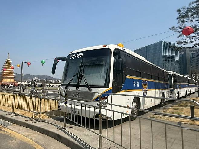 광화문 광장 중간을 경찰 버스가 가로막고 있다. / 사진=한경비즈니스 고송희 기자