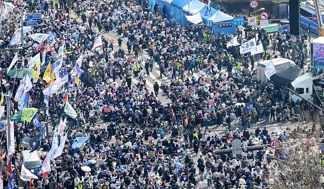 4일 서울 종로구 안국동사거리 일대에서 윤석열 대통령 탄핵에 찬성하는 시민들이 모여 선고를 기다리고 있다. 사진공동취재단