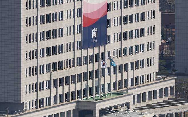 4일 헌법재판소의 윤석열 대통령에 대한 헌법재판소의 파면 선고가 내려지기 전 용산 대통령실에 봉황기가 게양돼 있다. 파면 선고 이후 대통령실 관계자들 봉황기를 내리고 있다. 사진공동취재단