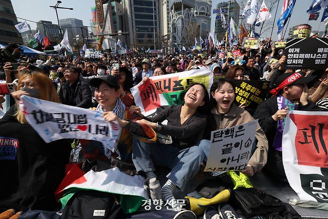 윤석열 대통령 탄핵 선고일인 4일 오전 헌법재판소 인근에서 시민들이 탄핵을 축하하고 있다. 서성일 선임 기자