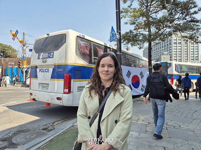 미국인 크리스티나 케이시가 4일 윤석열 전 대통령의 탄핵심판 결정 선고를 앞두고 서울 종로구 헌법재판소 인근에서 경향신문과 인터뷰를 하고 있다. 최경윤 기자