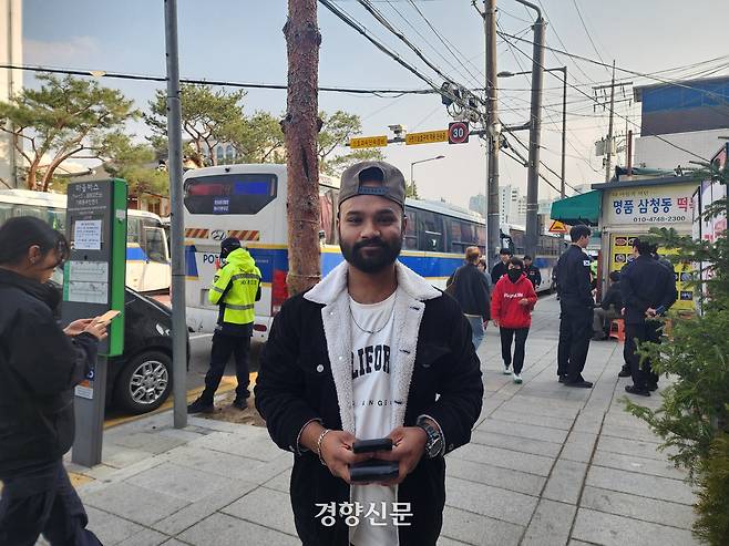 방글라데시인 칸 샤키브가 4일 윤석열 전 대통령의 탄핵심판 결정 선고를 앞두고 서울 종로구 헌법재판소 인근에서 경향신문과 인터뷰하고 있다. 최경윤 기자