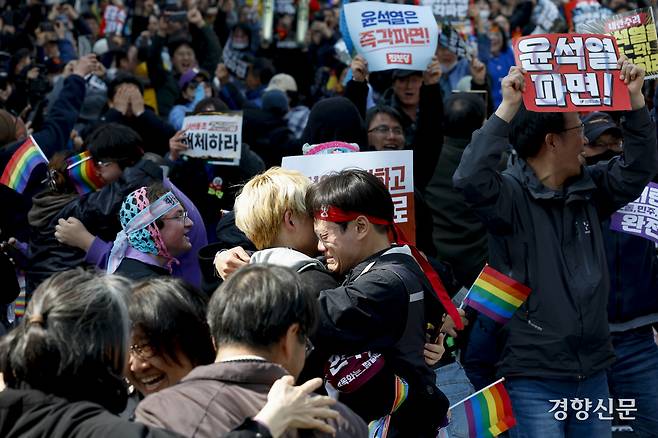 헌법재판소가 윤석열 대통령을 파면한 4일 서울 안국역 일대에서 시민들이 환호하고 있다.  문재원 기자