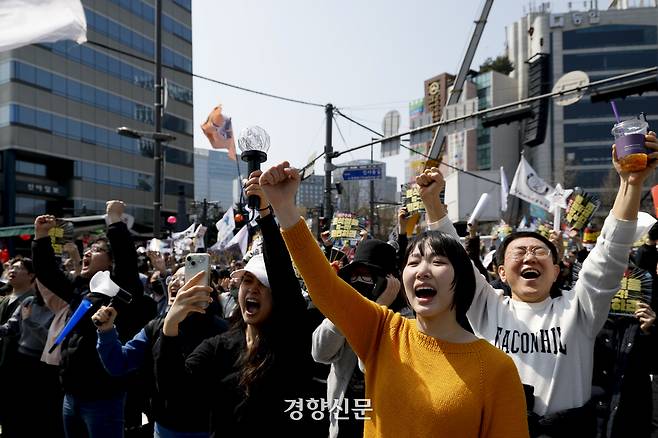 헌법재판소가 윤석열 대통령을 파면한 4일 서울 안국역 일대에서 시민들이 환호하고 있다. 문재원 기자