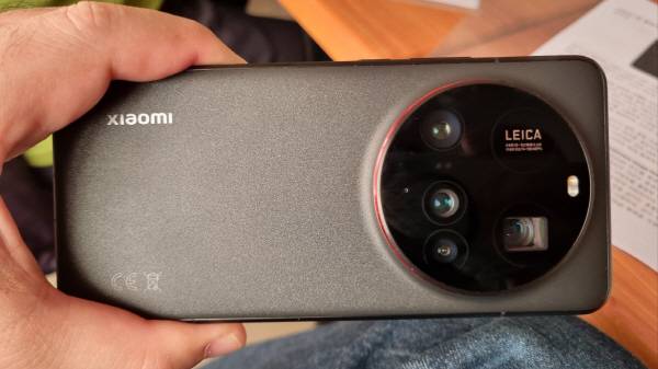 카메라 전용 키트를 장착하기 전 샤오미 15 울트라. 정옥재 기자