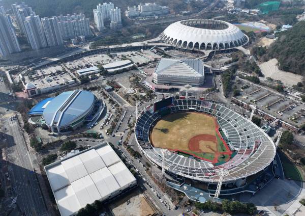 오는 11일부터 13일 경기에서 NC의 임시 홈구장이 될 부산 사직구장 전경. 연합뉴스