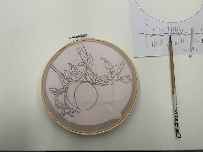 My jinchae (silk painting) after I traced the image of a peach tree branch. [SHIN MIN-HEE]