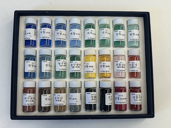 Types of minerals used in jinchae, or silk painting, that will later be mixed with glue to produce pigments [SHIN MIN-HEE]