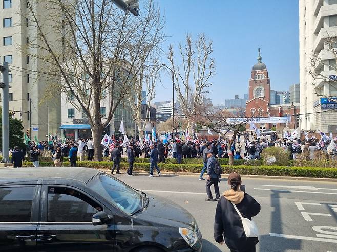 Pro-Yoon Suk Yeol protesters rally near Anguk Station in central Seoul on Apr. 4. [KIM MIN-YOUNG]