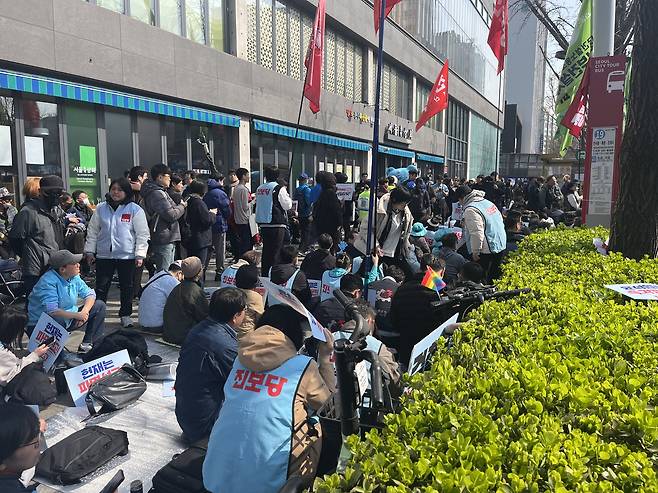 Anti-Yoon Suk Yeol protesters rally in central Seoul near Anguk Station on Apr. 4, demanding the Constitutional Court rule for the impeachment of former President Yoon. [YOON SEUNG-JIN]