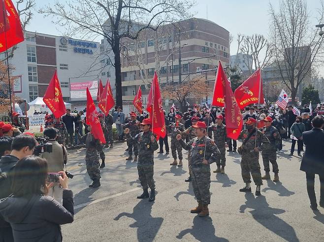 Marine Corp veterans against the impeachment of former President Yoon Suk Yeol rally in an organized rank-and-file near Anguk Station in Central Seoul, on Apr. 4. [KIM MIN-YOUNG]