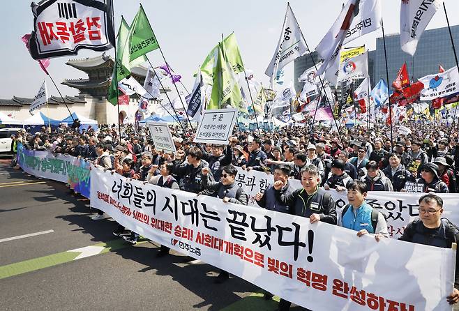 Anti-Yoon Suk Yeol protesters and members of the Koreann Confederation of Trade Unions (KCTU) march, demanding the resignation of Yoon in Gwanghwamun, central Seoul, on Apr. 4. [PARK SANG-MOON]